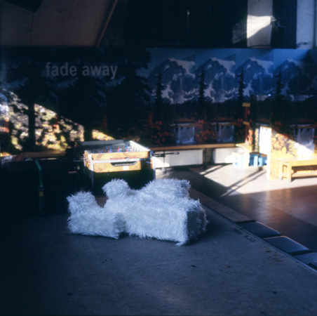 Matthias Klos, »flucati«, Architekturmodell des Fluc, ca. 1:20, mit Flukati überzogen